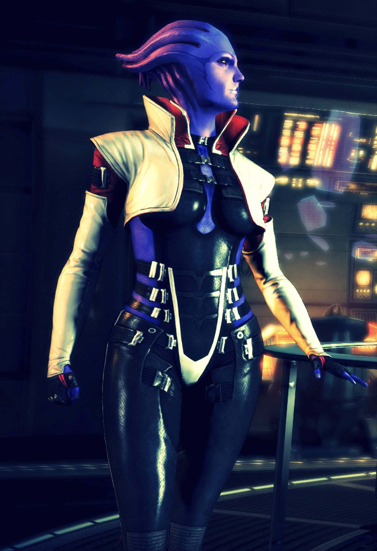 Aria T'loak 桌布 壁紙 — 一個藍皮膚的外星女人穿著未來風格的盔甲，自信地站在燈光昏暗的科幻控制室中。