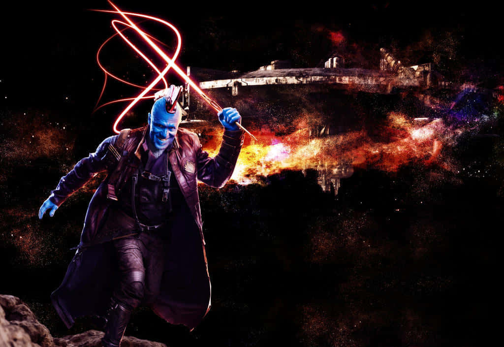 Yondu 桌布 壁紙 — 一個藍皮膚的外星戰士在熾熱的宇宙背景下揮舞著發光的紅色武器，背景中有一艘太空船。