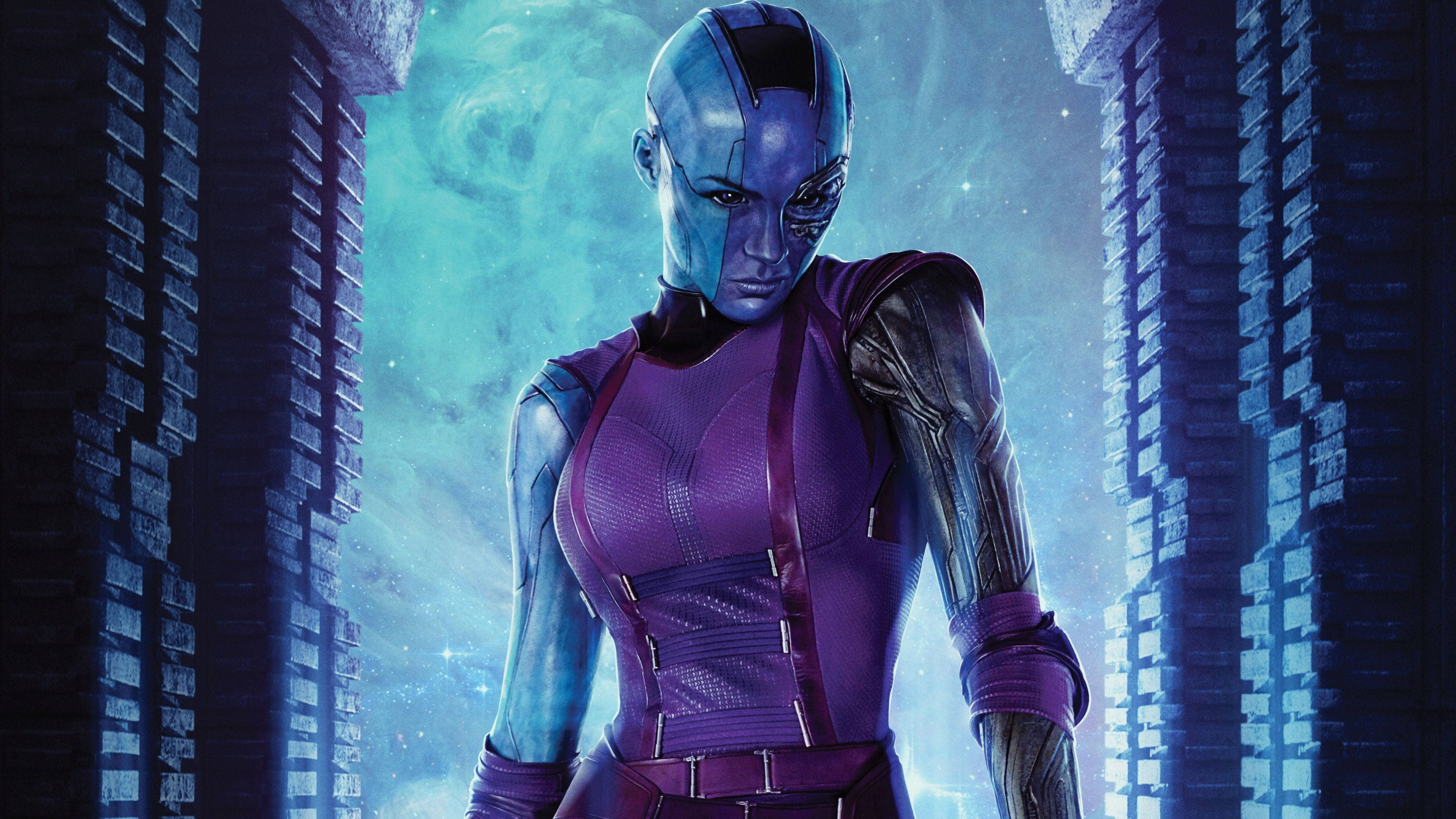 4K Guardians Of The Galaxy 桌布 壁紙 — 一個藍皮膚的外星戰士穿著紫色盔甲，在發光的宇宙天空下，挑釁地站在高聳的未來建築之間。