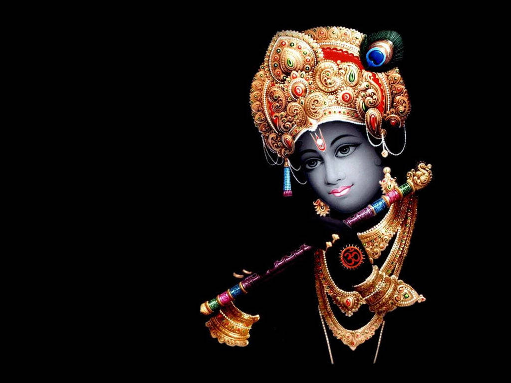 krishna god 桌布 壁紙 — 一個藍皮膚的神聖人物，裝飾著華麗的金飾和孔雀羽毛皇冠，在純黑背景下手持長笛。