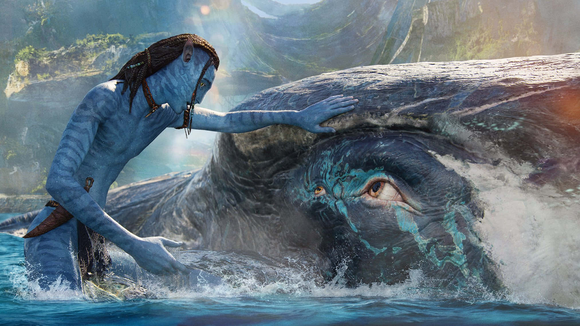 Avatar 2 The Way Of Water 桌布 壁紙 — 一個藍皮膚的納美人輕輕觸摸從海洋水中浮現的巨大而寧靜的 banshee 的眼睛。