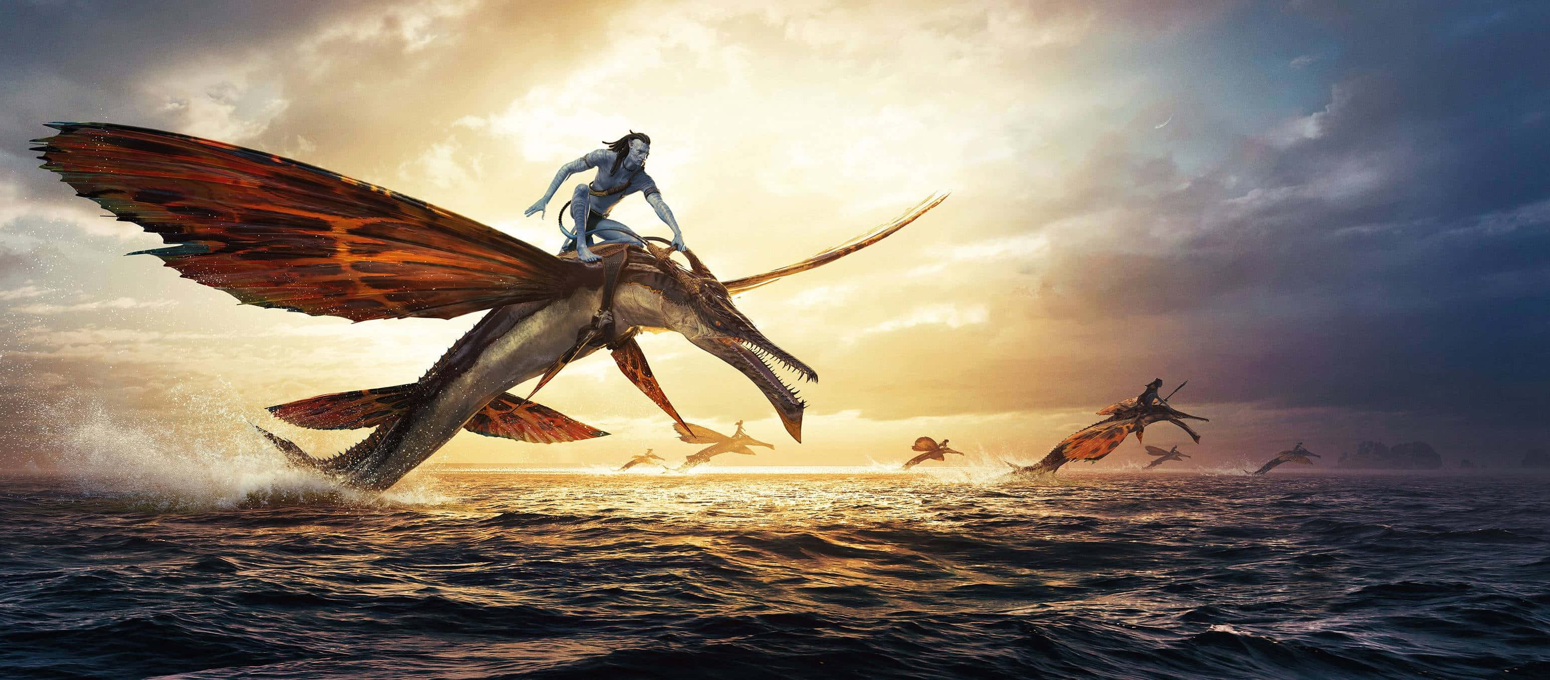 Avatar 2 The Way Of Water 桌布 壁紙 — 一個藍皮膚的阿凡達騎著一隻巨大的有翼爬行動物，在日落時分的暴風雨海洋上空飛行，身後還有其他人在飛翔。