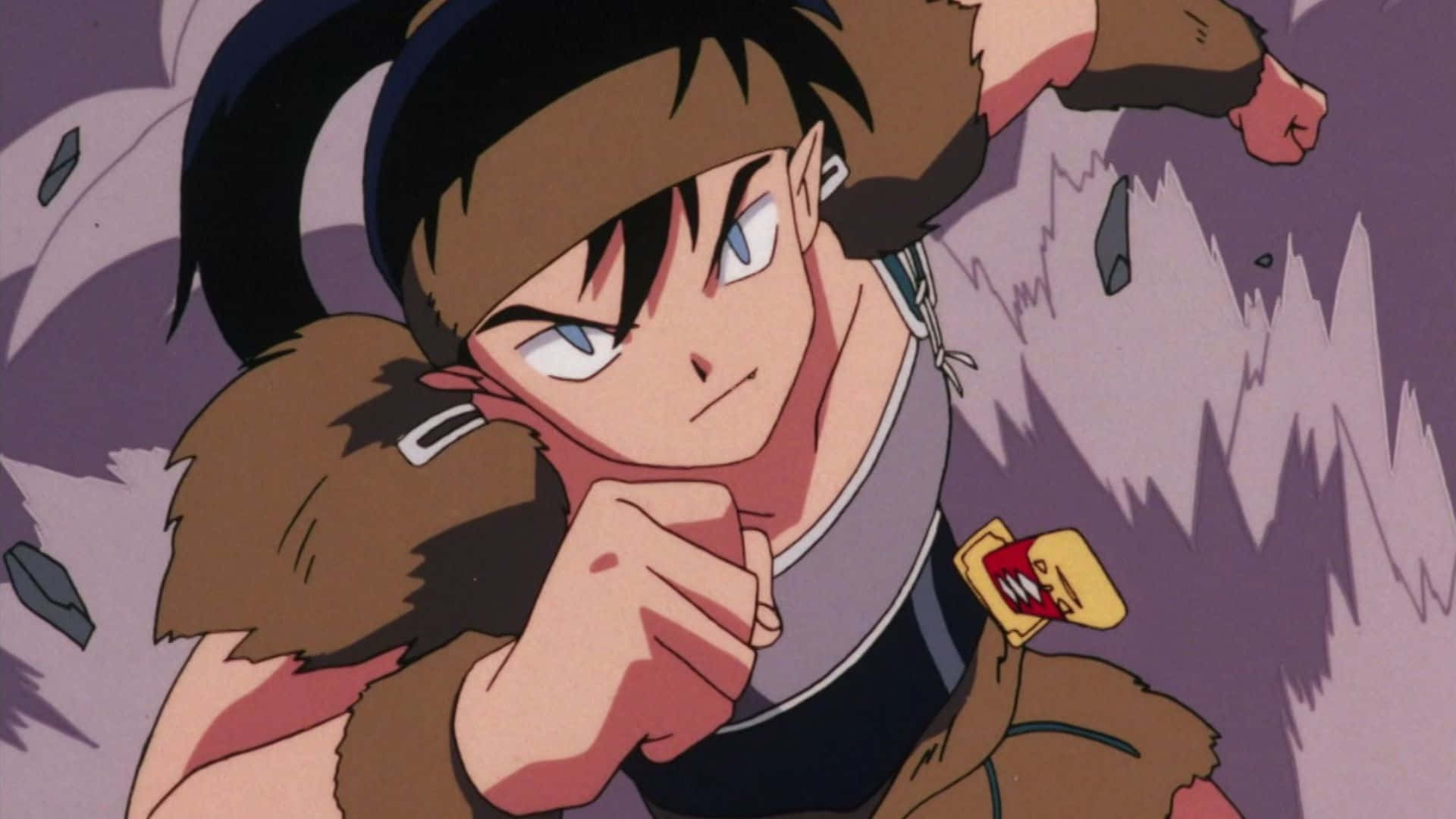 Inuyasha Koga 桌布 壁紙 — 一個藍眼睛、穿著棕色毛皮邊飾服裝的動漫角色，在紫色岩石背景前握緊拳頭。
