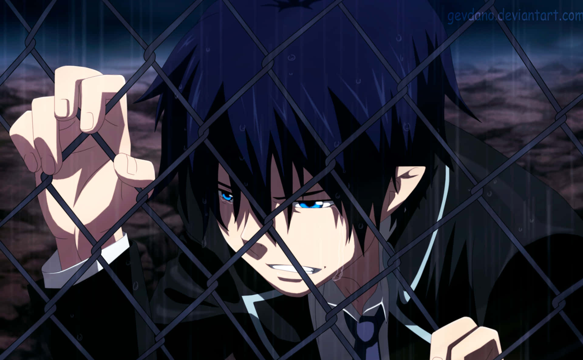 Blue Exorcist 桌布 壁紙 — 一個藍眼睛的動漫男孩，深色頭髮，在雨夜場景中抓著濕漉漉的鐵絲網圍欄。