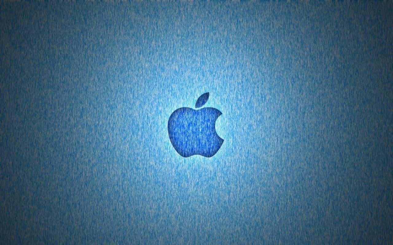 筆電 桌布 壁紙 — 一個藍色Apple標誌居中於帶有微妙光線漸變的紋理藍色背景上。