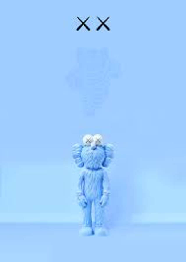 kaws pc 桌布 壁紙 — 一個藍色KAWS公仔獨自站立在極簡漸變藍色背景前，背後有模糊的鬼影輪廓。
