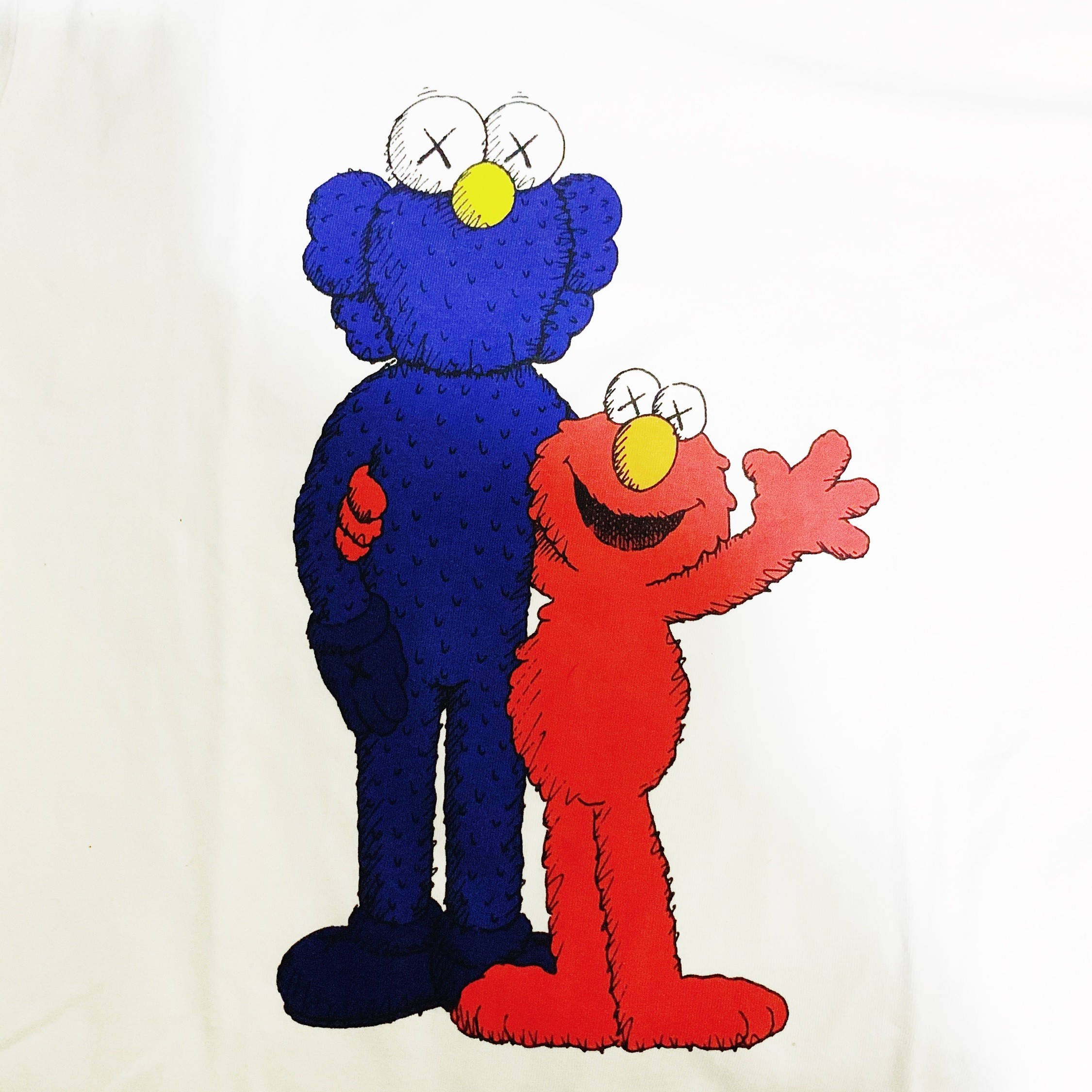 KAWS 桌布 壁紙 — 一個藍色KAWS角色和紅色Elmo站在白色背景上，擁有X形眼睛的臉孔和紋理毛絨。