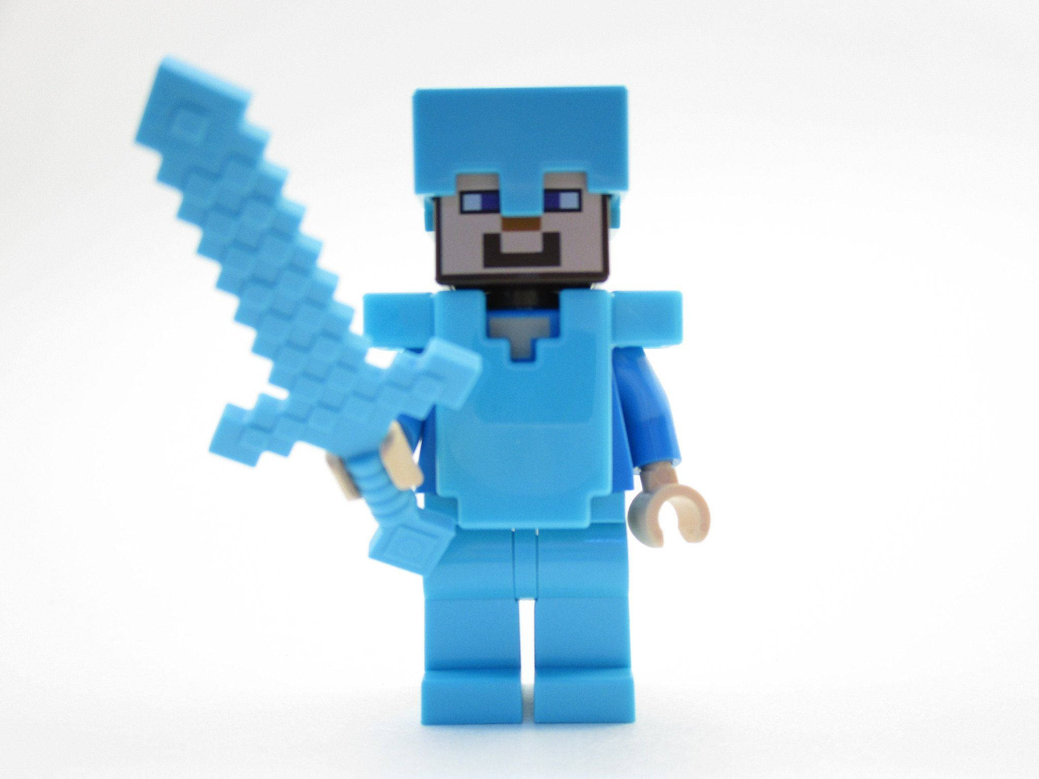 我的世界 史蒂夫 桌布 壁紙 — 一個藍色Minecraft Steve迷你人偶在純白背景前拿著像素化劍。