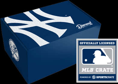 紐約洋基 桌布 壁紙 — 一個藍色MLB洋基隊棒球卡盒，帶有白色交錯NY標誌和官方授權印章，背景為黑色。