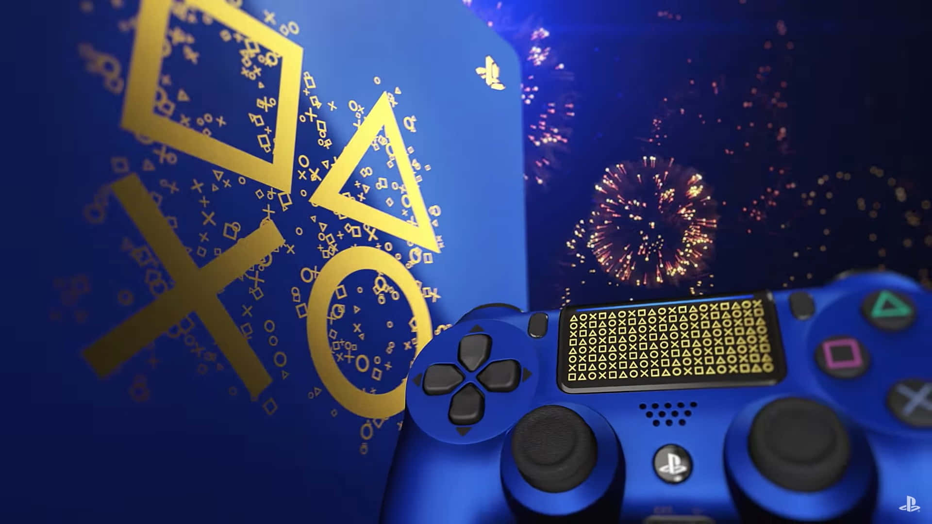 PlayStation 桌布 壁紙 — 一個藍色PlayStation控制器和主機，飾有金色符號，在黑暗的天空中發光，背後有煙火綻放。