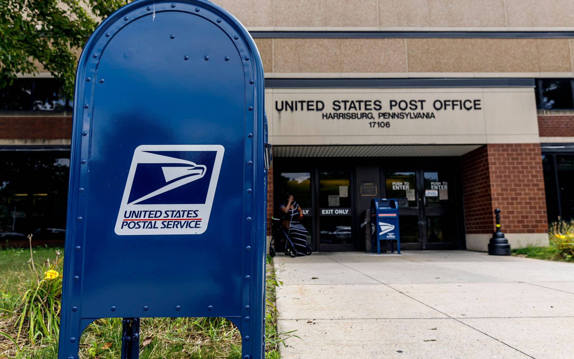 Post Office 桌布 壁紙 — 一個藍色USPS郵箱矗立在賓夕法尼亞州哈里斯堡郵局前，有一個人正進入建築物。