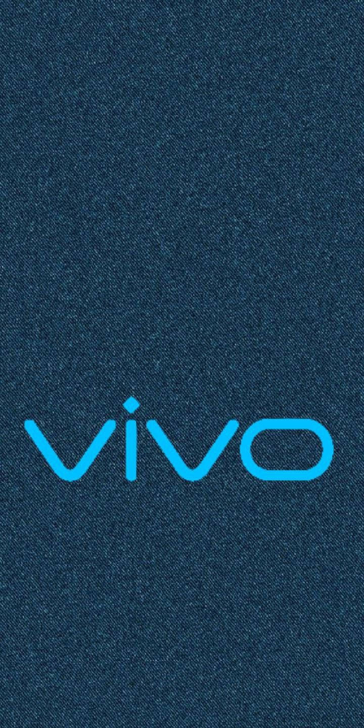 手機 桌布 壁紙 — 一個藍色vivo標誌居中於有紋理的深色牛仔布背景上。