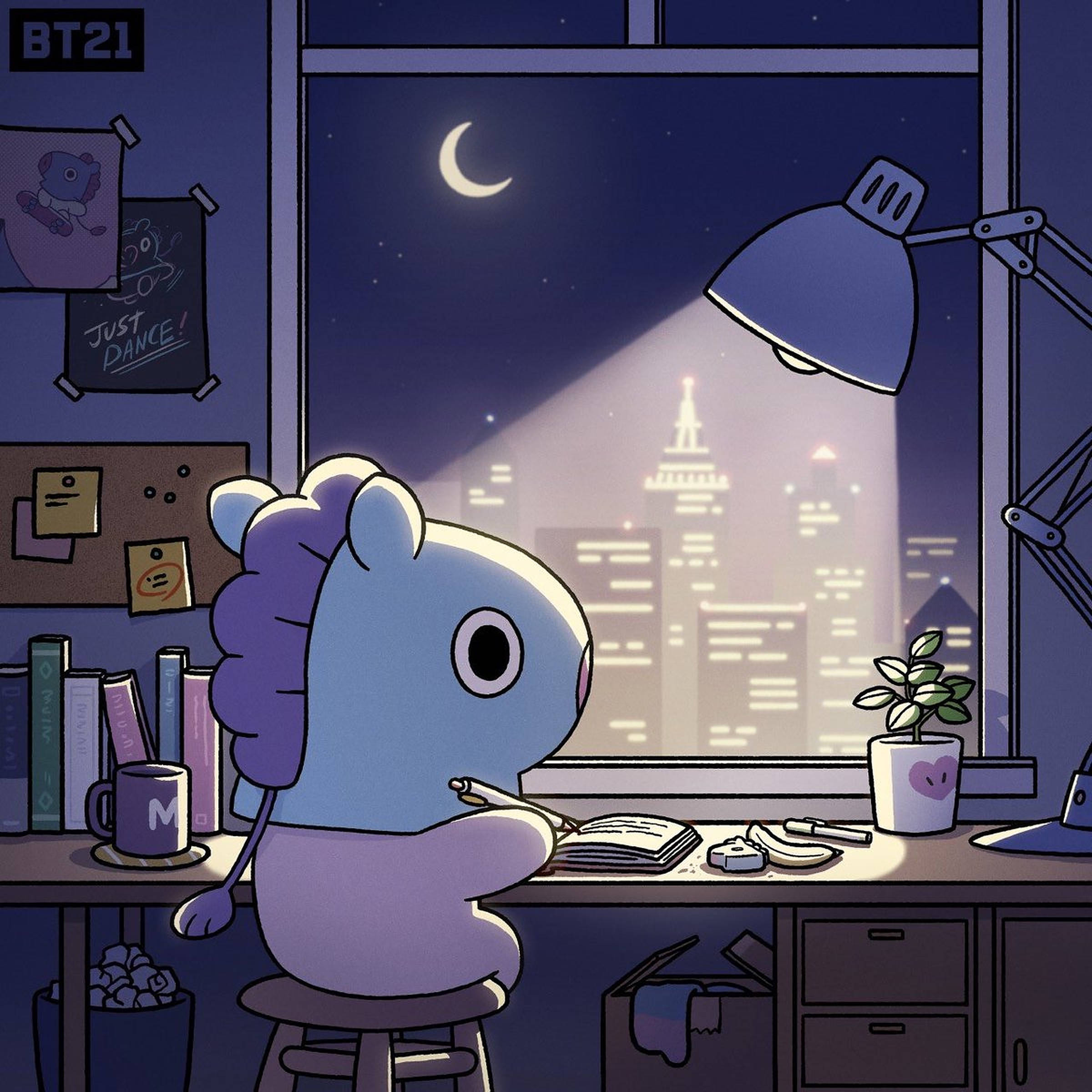 mang bt21 桌布 壁紙 — 一個藍色卡通人物坐在書桌前，在燈下夜間寫作，窗外可見城市天際線和彎月。