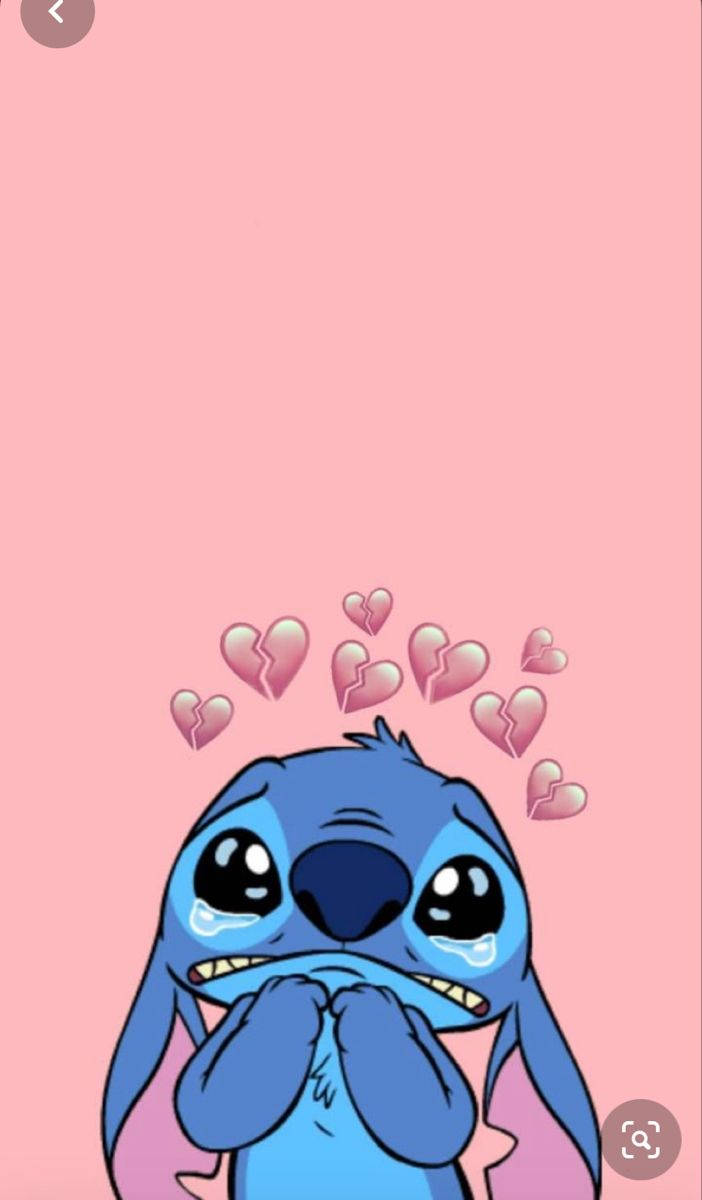 Cute Sad 桌布 壁紙 — 一個藍色卡通外星人，大眼睛流淚，雙手捧著臉，周圍是破碎的粉紅色心形，背景為純粉紅色。