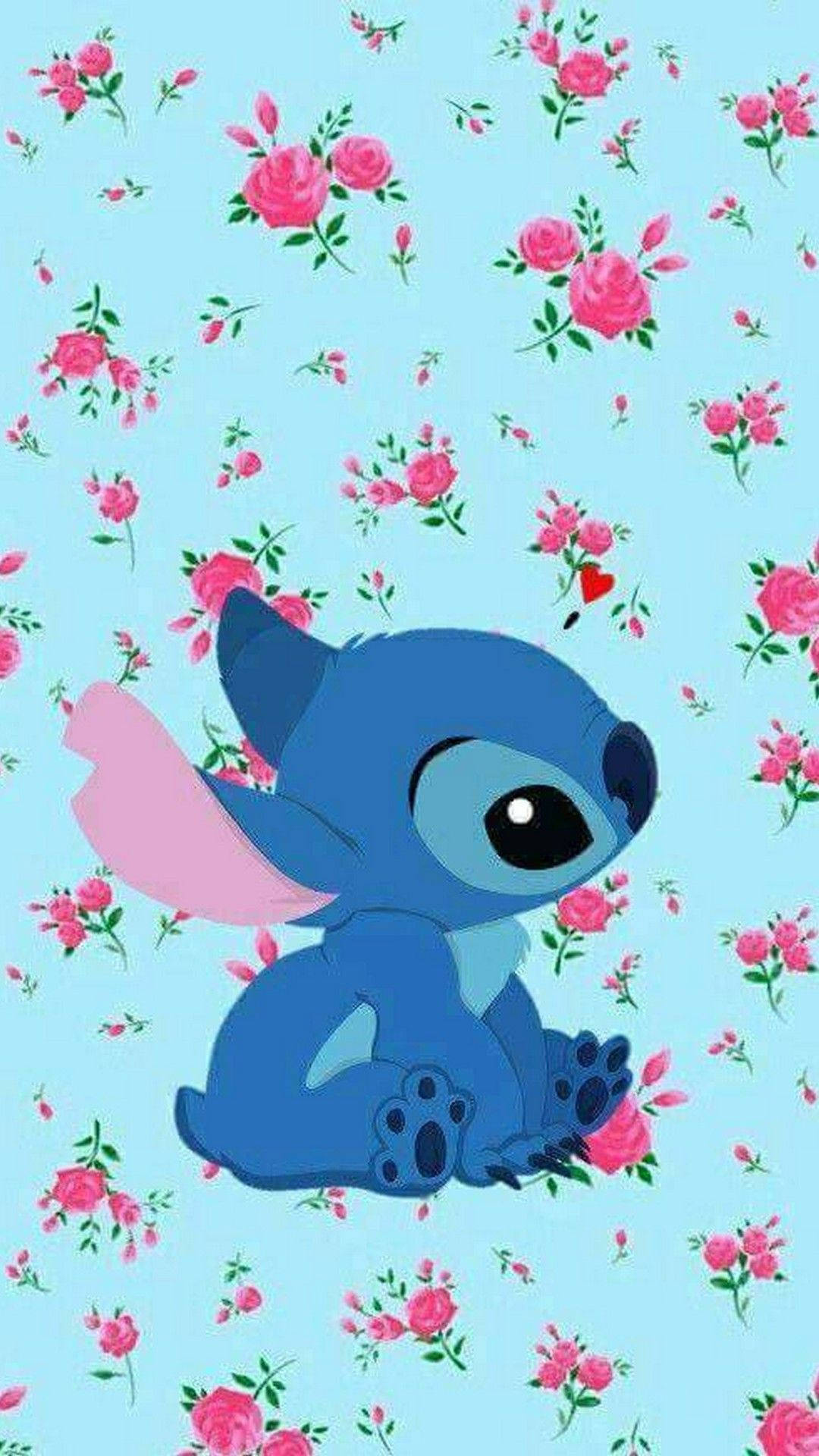 cute stitch iPhone 桌布 壁紙 — 一個藍色卡通外星人，有粉紅色耳朵，坐在淺藍色背景上的粉紅色玫瑰中。