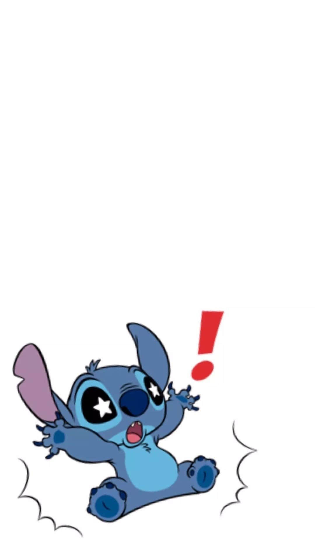 Stitch Disney 桌布 壁紙 — 一個藍色卡通外星人，有著星星眼睛和紅色驚嘆號，在純白色背景上看起來很驚訝。