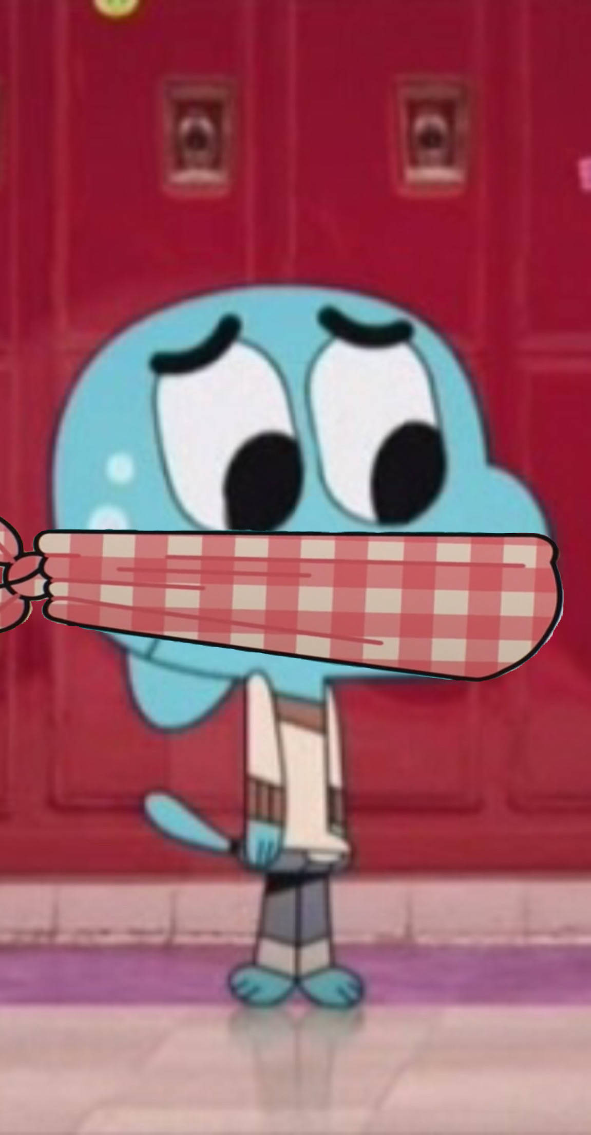 Gumball Aesthetic 桌布 壁紙 — 一個藍色卡通角色，眼睛大大，在紅色儲物櫃前拿著紅白格子球棒。