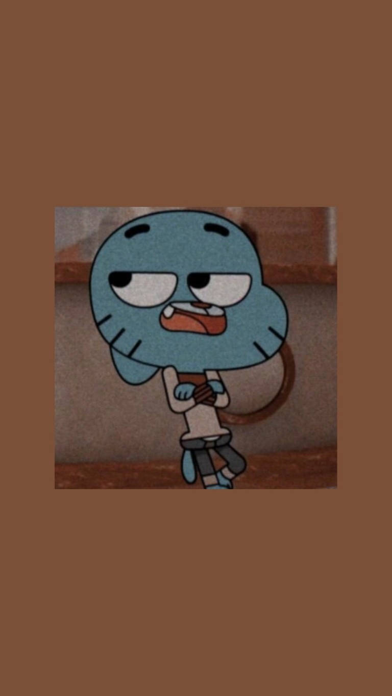 Gumball Aesthetic 桌布 壁紙 — 一個藍色卡通角色帶著不悅的表情，雙手交叉站在棕色背景前。