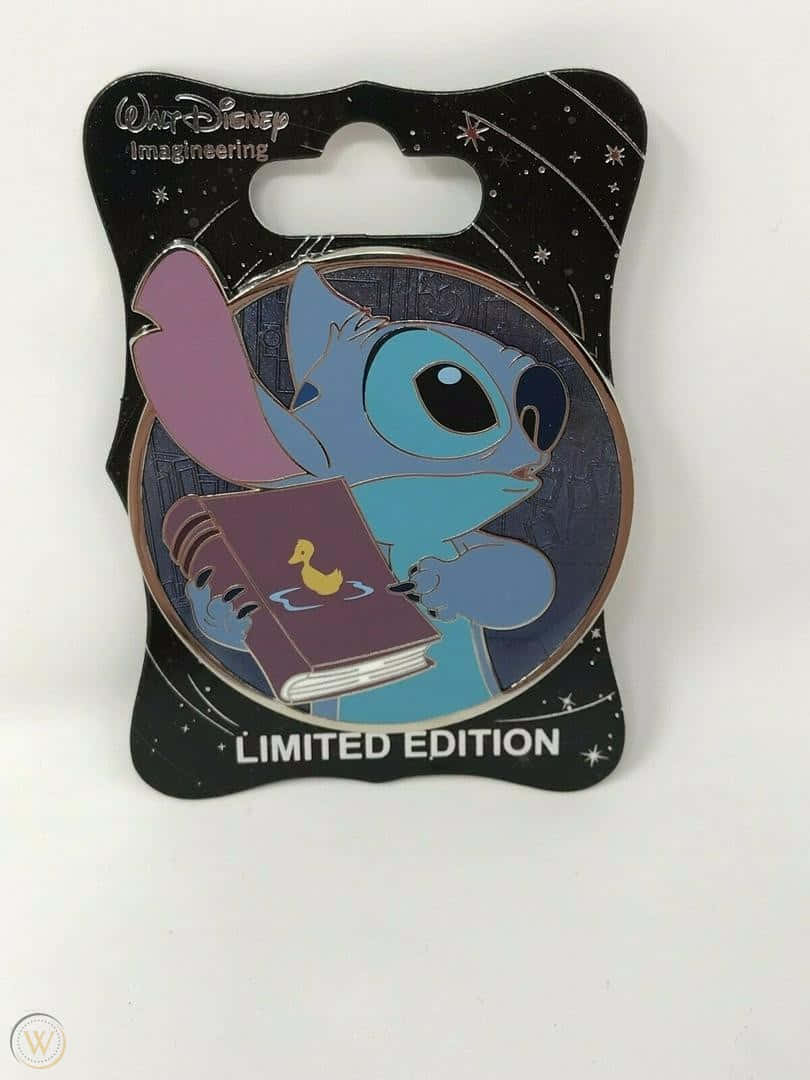 Stitch Profile 桌布 壁紙 — 一個藍色史迪奇徽章，在黑色展示卡上，拿著一本帶有鴨子標誌的書，背景是星空太空。