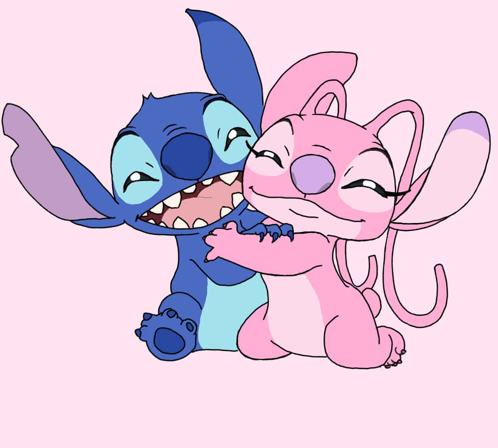 Love Stitch And Angel 桌布 壁紙 — 一個藍色和粉紅色的卡通外星人二人組在柔和的粉紅色背景上快樂地擁抱。
