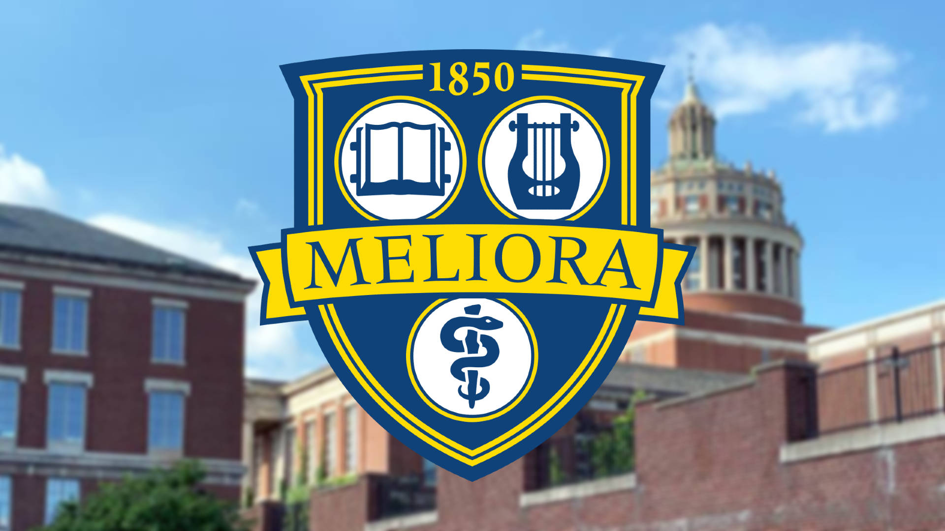 學校 桌布 壁紙 — 一個藍色和金色的 Meliora 徽章，帶有書本、豎琴和雙蛇杖符號，疊加在模糊的磚造大學校園上，背景是明亮的藍天。