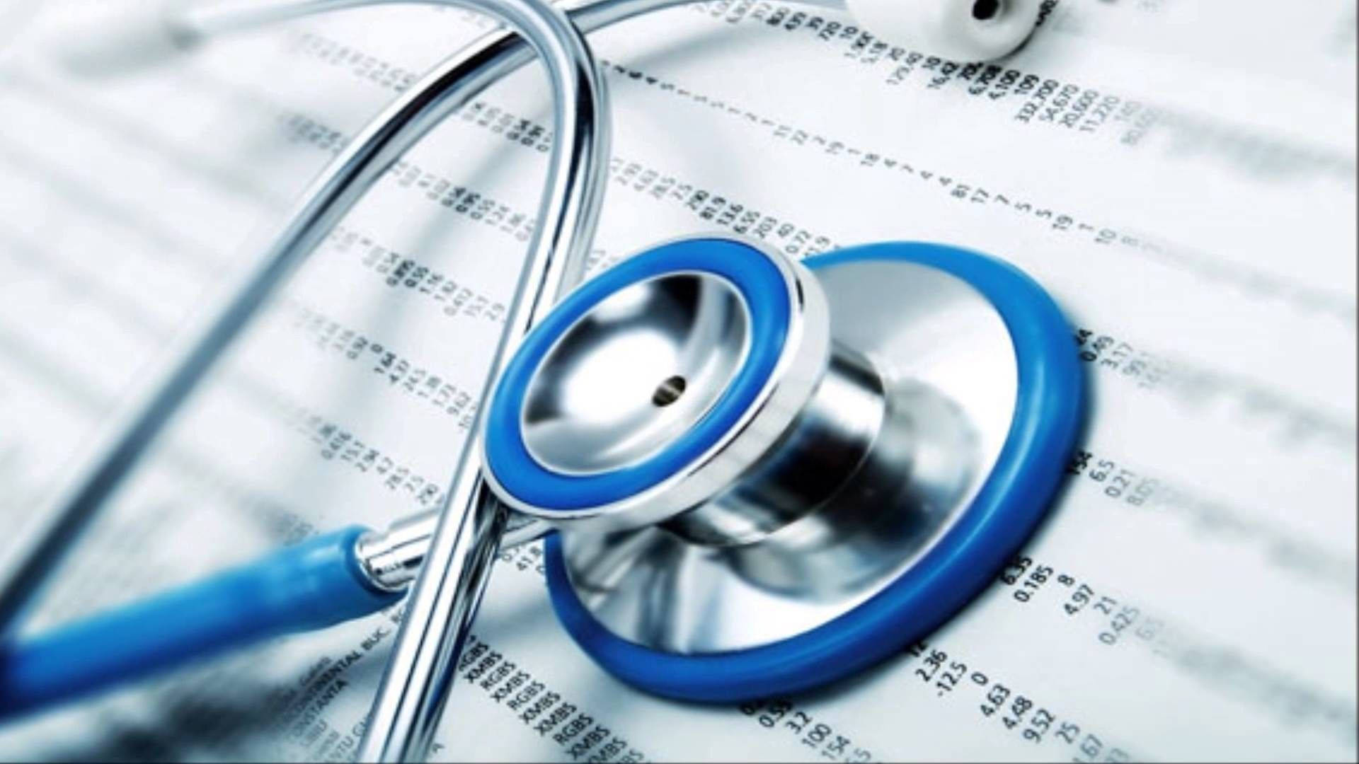 doctor motivation 桌布 壁紙 — 一個藍色和銀色的聽診器放在模糊的醫療圖表上，上面有數字和文字。