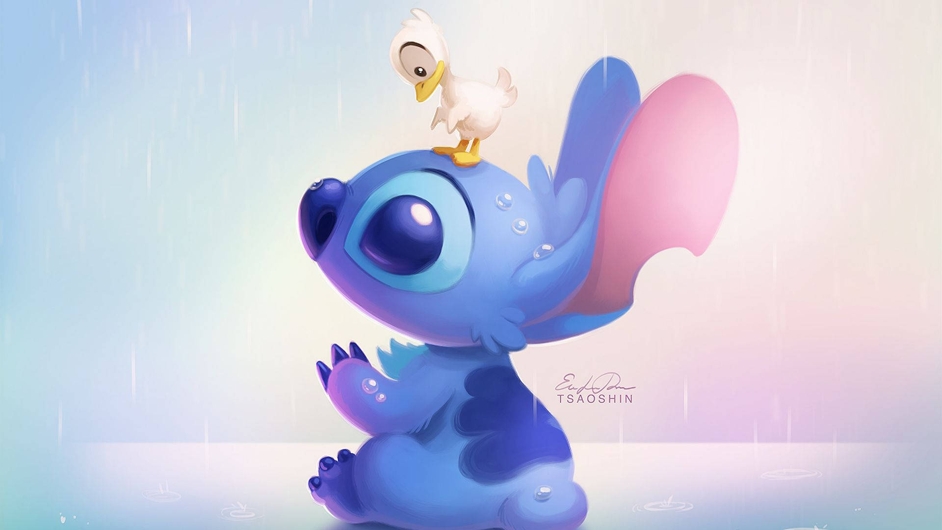 Stitch 桌布 壁紙 — 一個藍色外星人，有大眼睛，坐在溫柔的雨中，一隻小白鴨棲息在他的頭上。
