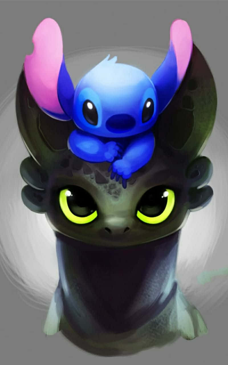 Toothless And Stitch 桌布 壁紙 — 一個藍色外星人，有粉紅色耳朵，坐在一隻有發光綠色眼睛的黑色龍上，背景是柔和的灰色。