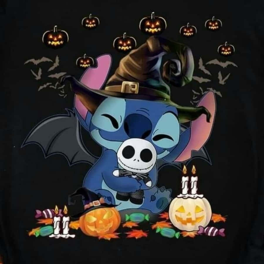 Stitch Halloween 桌布 壁紙 — 一個藍色外星人戴著女巫帽，抱著一個骷髏臉的娃娃，周圍有南瓜、蝙蝠和糖果，背景是黑色。