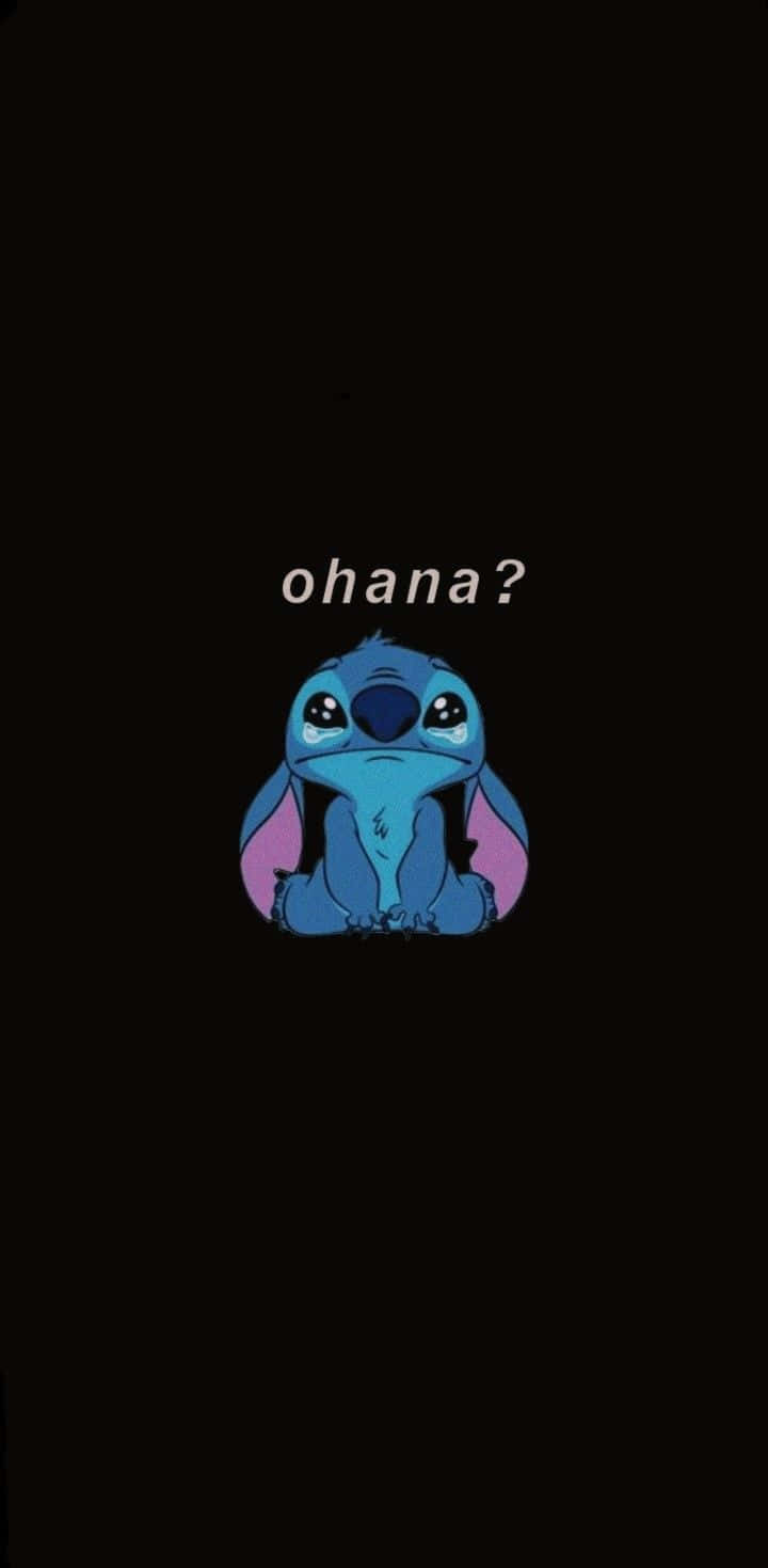 Sad Stitch 桌布 壁紙 — 一個藍色外星人角色，有紫色耳朵，悲傷地坐在黑色背景前，上方有文字 ohana?。