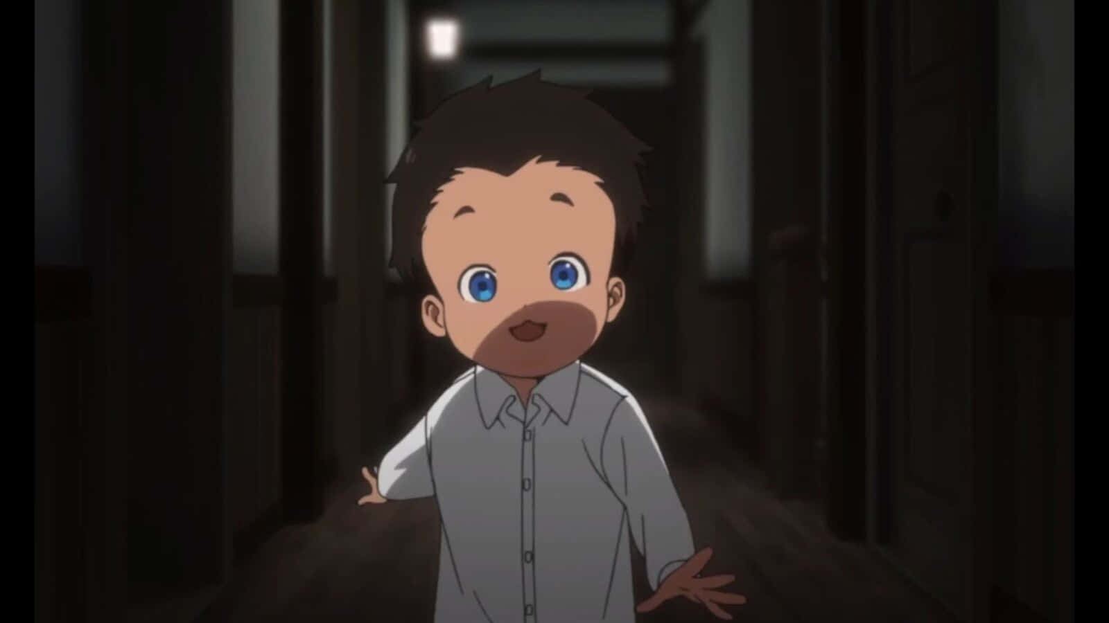 The Promised Neverland Don 桌布 壁紙 — 一個藍色大眼睛、深色頭髮的動漫男孩站在燈光昏暗的走廊裡，穿著淺灰色襯衫。
