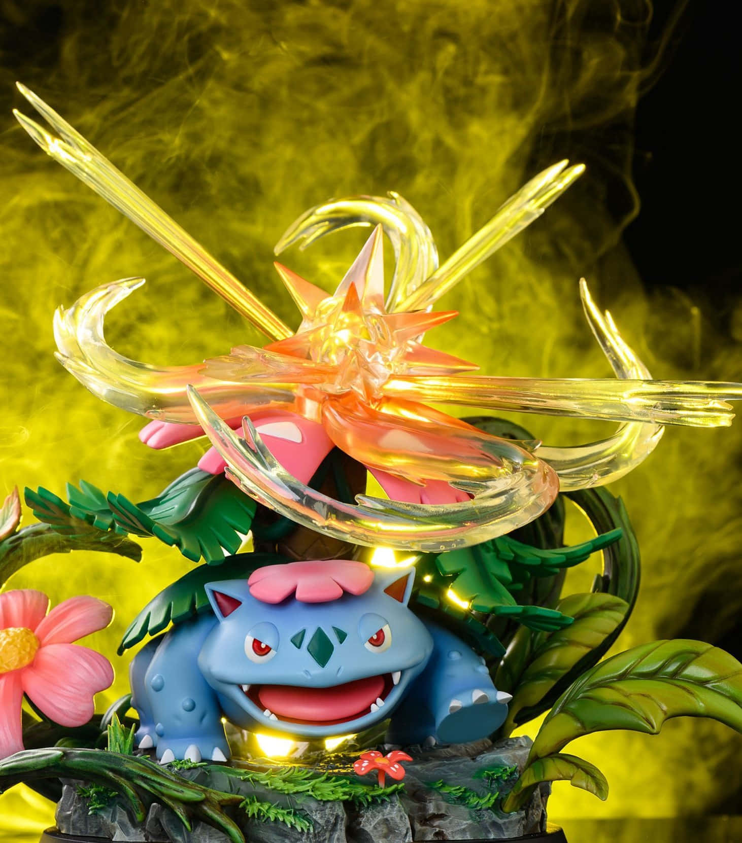 動漫 桌布 壁紙 — 一個藍色妙蛙種子雕像，背上有發光的粉紅色花朵和半透明的黃色能量刃，在煙霧般的金色背景下噴發而出。