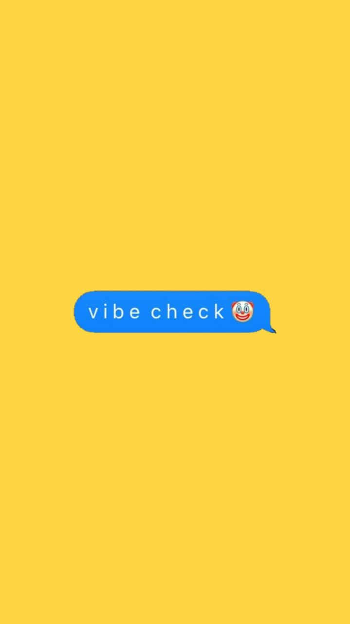 氛圍 桌布 壁紙 — 一個藍色對話氣泡，中央有「vibe check」和一個咧嘴笑表情符號，背景為純黃色。