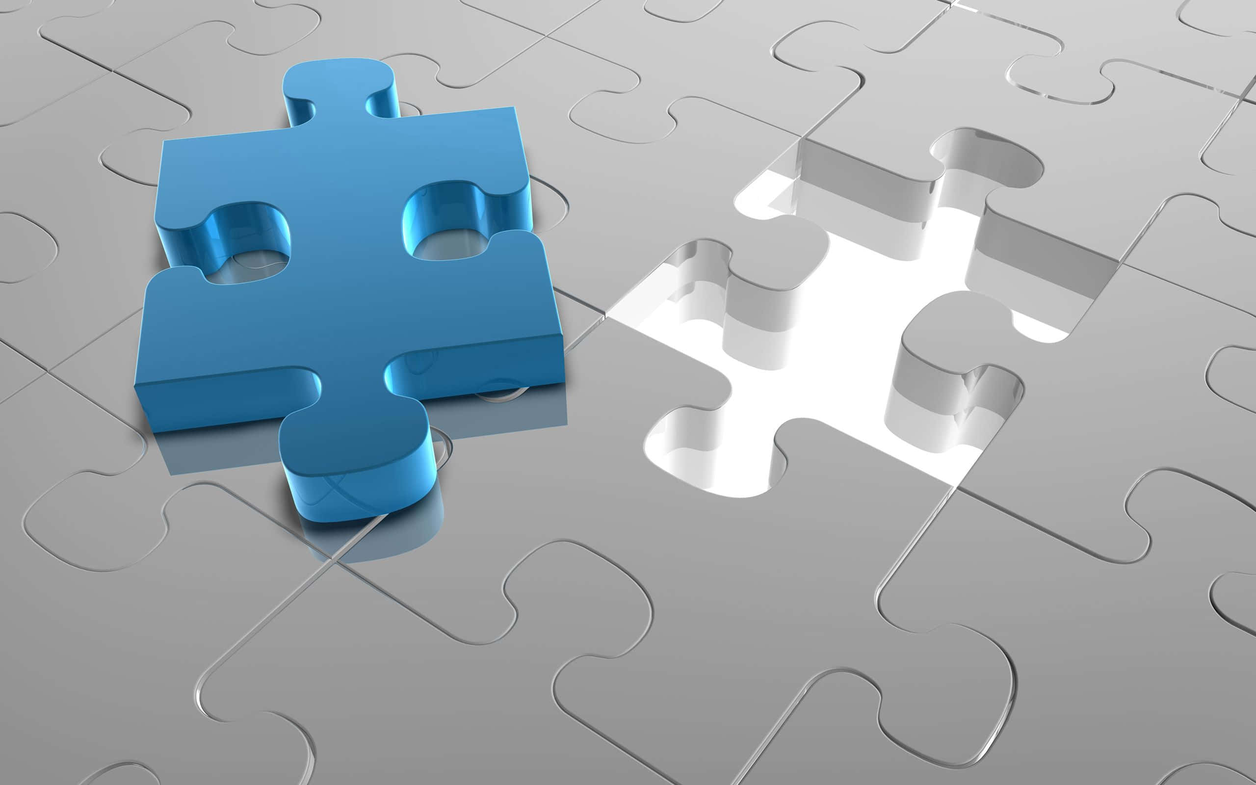 Puzzle 桌布 壁紙 — 一個藍色拼圖塊放在銀色拼圖網格中的空槽旁邊，投下柔和的陰影。