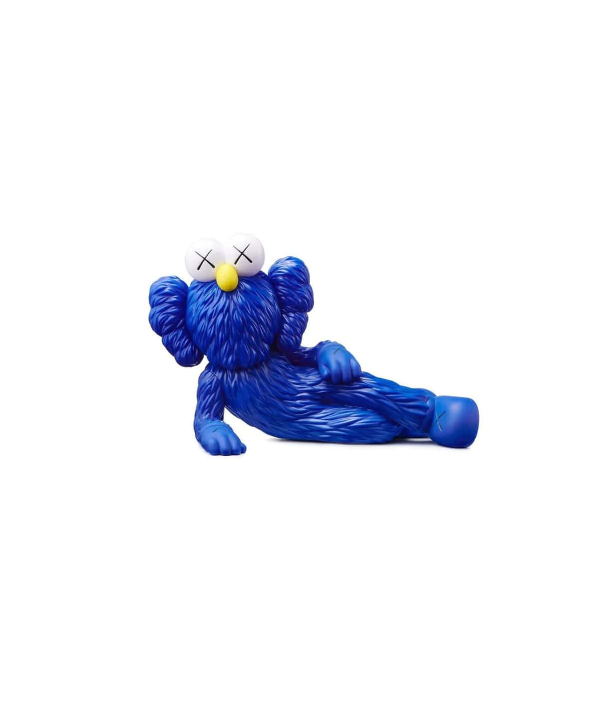 Kaws Figures 桌布 壁紙 — 一個藍色毛茸茸的KAWS角色，帶有X形眼睛，放鬆地躺在純白色背景上。