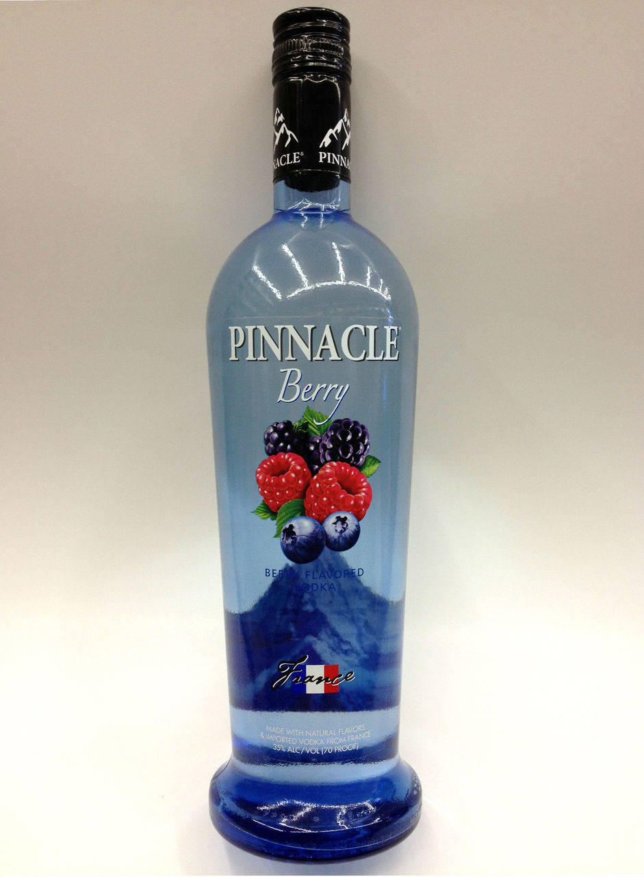 bottle 桌布 壁紙 — 一個藍色玻璃瓶的Pinnacle Berry伏特加，帶有水果插圖和山脈設計，背景為純白色。