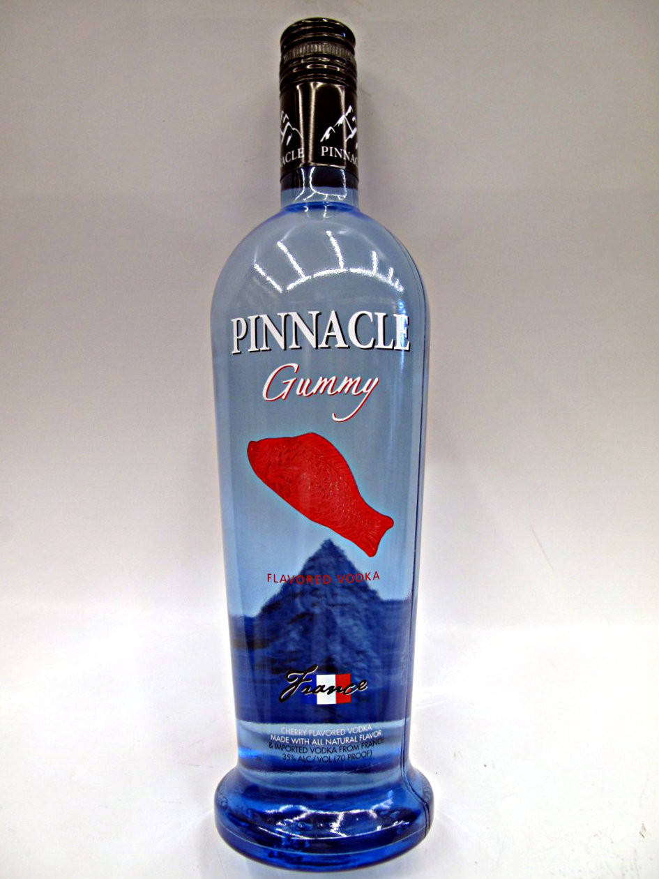 bottle 桌布 壁紙 — 一個藍色玻璃瓶的Pinnacle Gummy口味伏特加，帶有紅色軟糖熊圖案，立在純白色背景前。