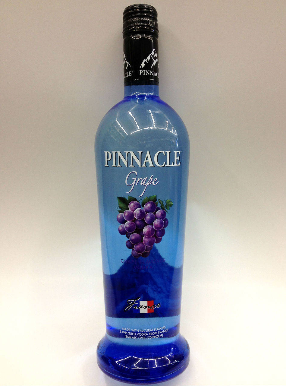 bottle 桌布 壁紙 — 一個藍色玻璃瓶的Pinnacle Grape伏特加酒，直立於純白色背景前。