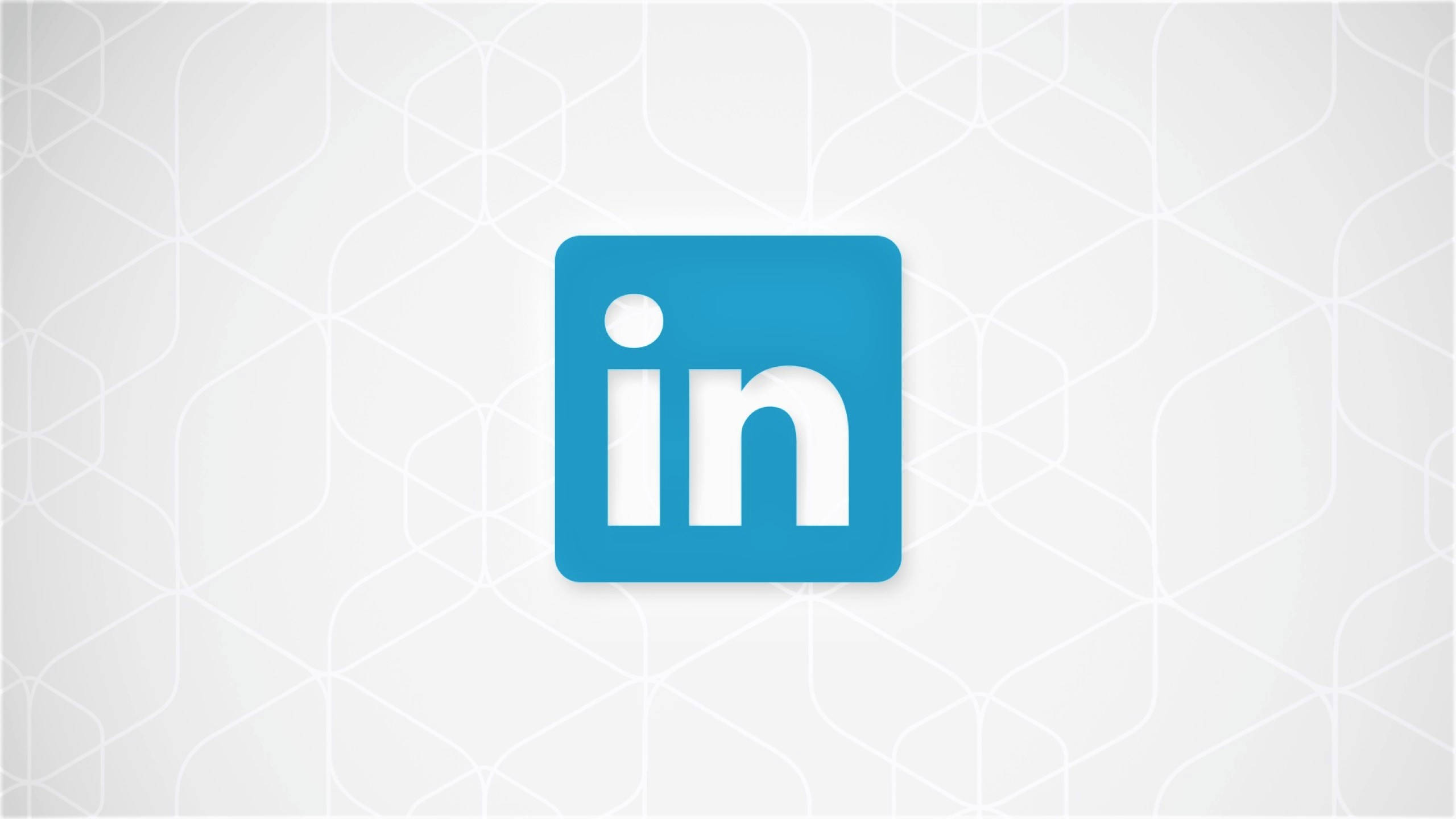 Linkedin 桌布 壁紙 — 一個藍色的LinkedIn標誌置中在淺灰色背景上，帶有微妙的幾何線條圖案。