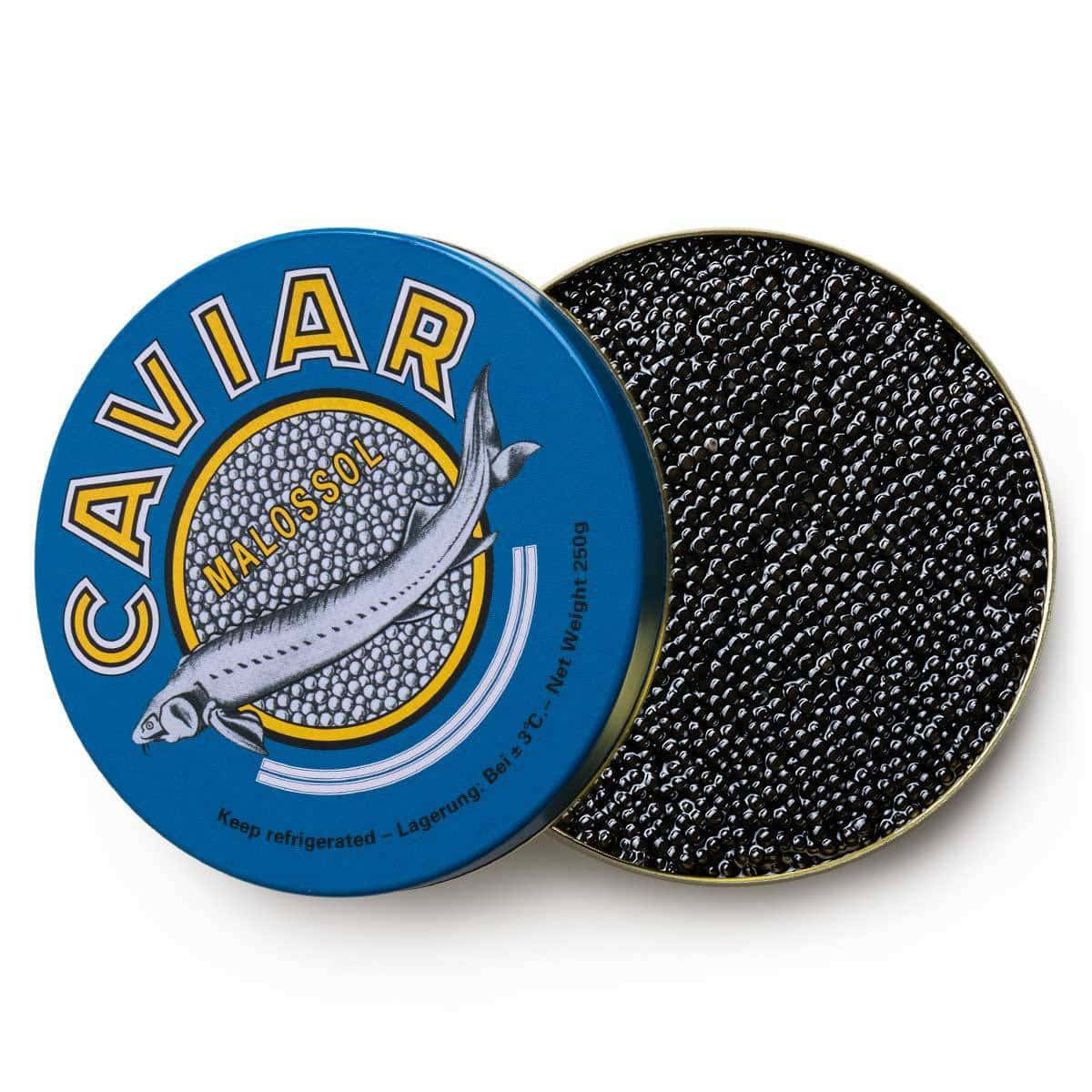 Black Caviar 桌布 壁紙 — 一個藍色的Malossol魚子醬罐，打開蓋子露出閃亮的黑色魚子，背景是純白色。