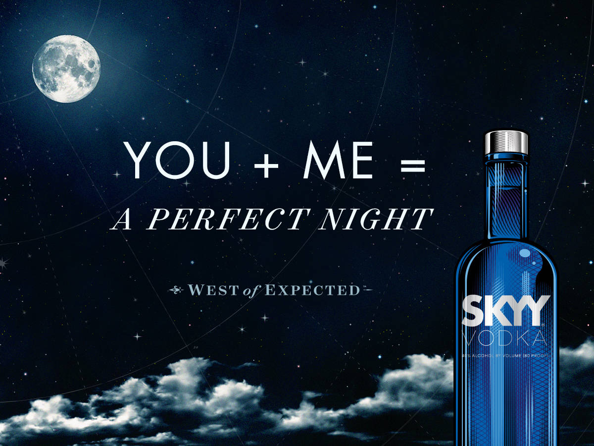 alcohol 桌布 壁紙 — 一個藍色的SKYY伏特加酒瓶矗立在滿月和雲朵下的星空夜空前。