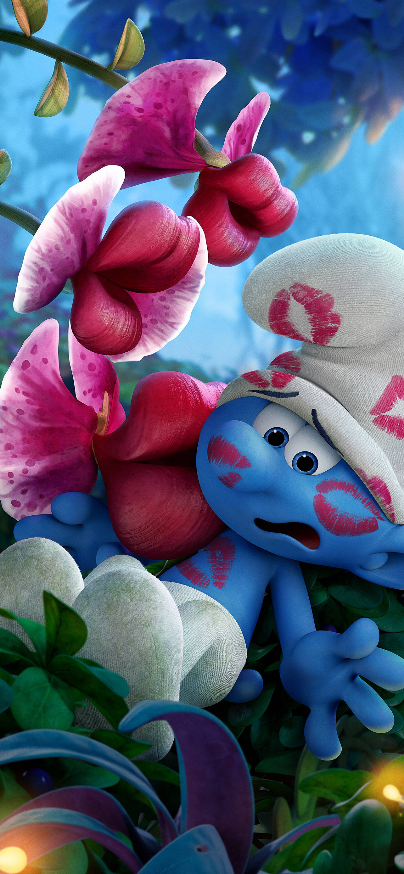 Smurfs 桌布 壁紙 — 一個藍色藍精靈，臉上和帽子上有吻痕，隱藏在發光燈光下鮮豔的粉紅色蘭花中。