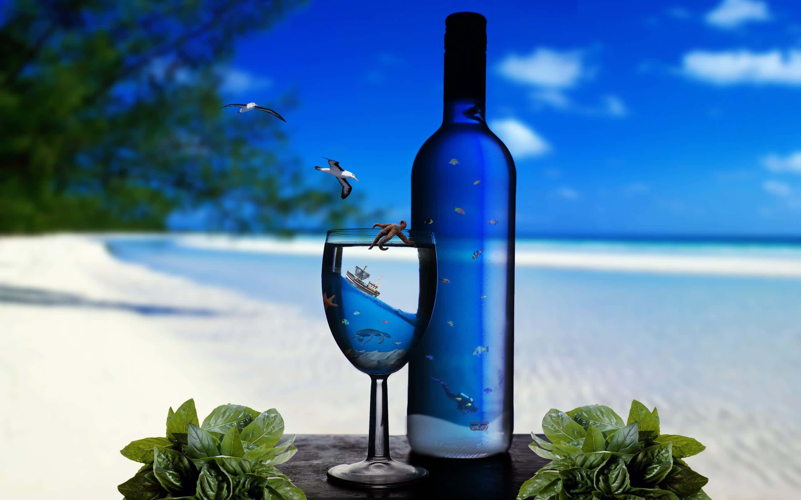 alcohol 桌布 壁紙 — 一個藍色酒瓶和酒杯放在沙灘桌上，海鷗在上空飛翔，羅勒葉環繞著場景。