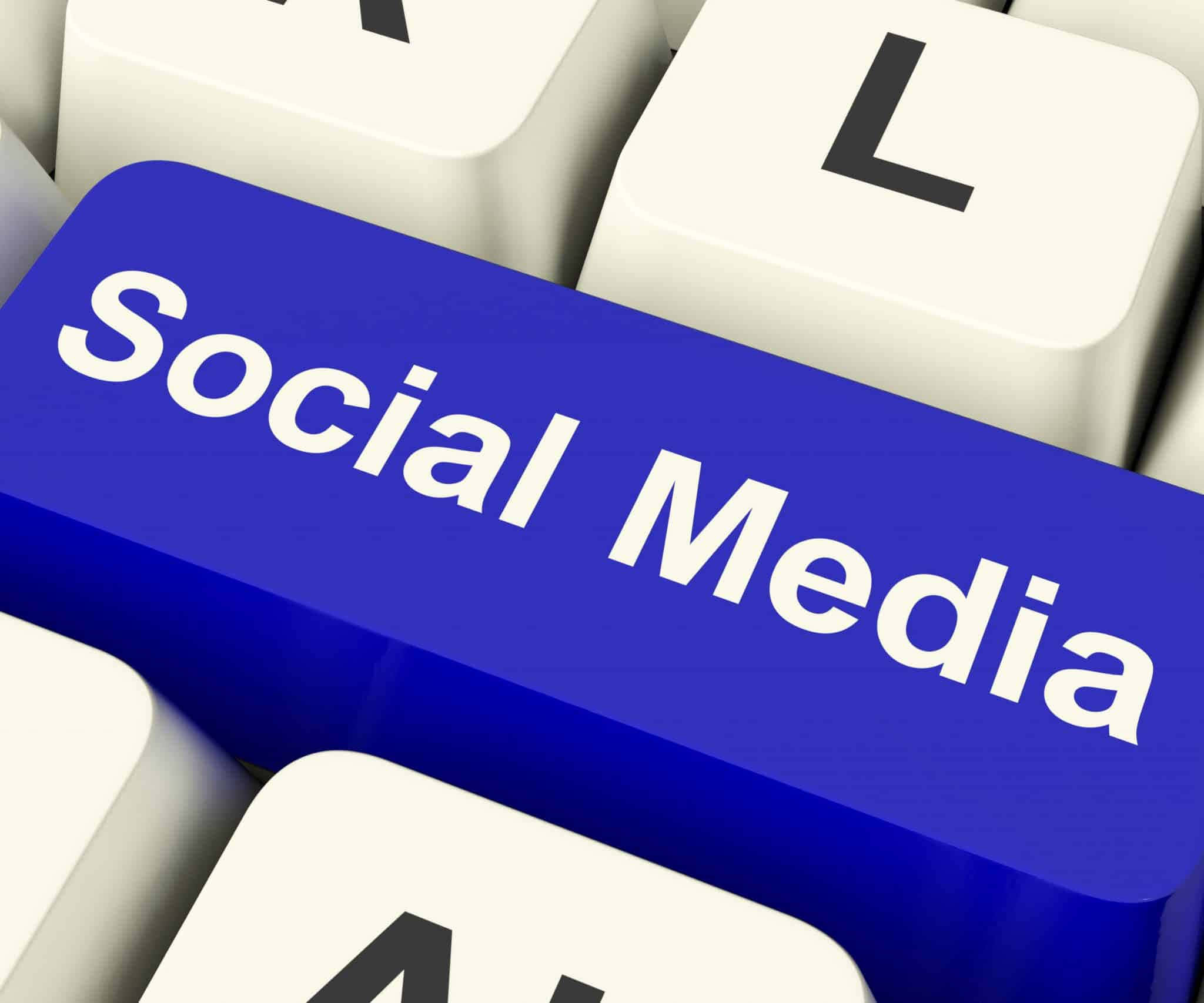 科技動圖 桌布 壁紙 — 一個藍色鍵盤鍵的特寫，標有「Social Media」，周圍是帶有黑色字母的白色按鍵。