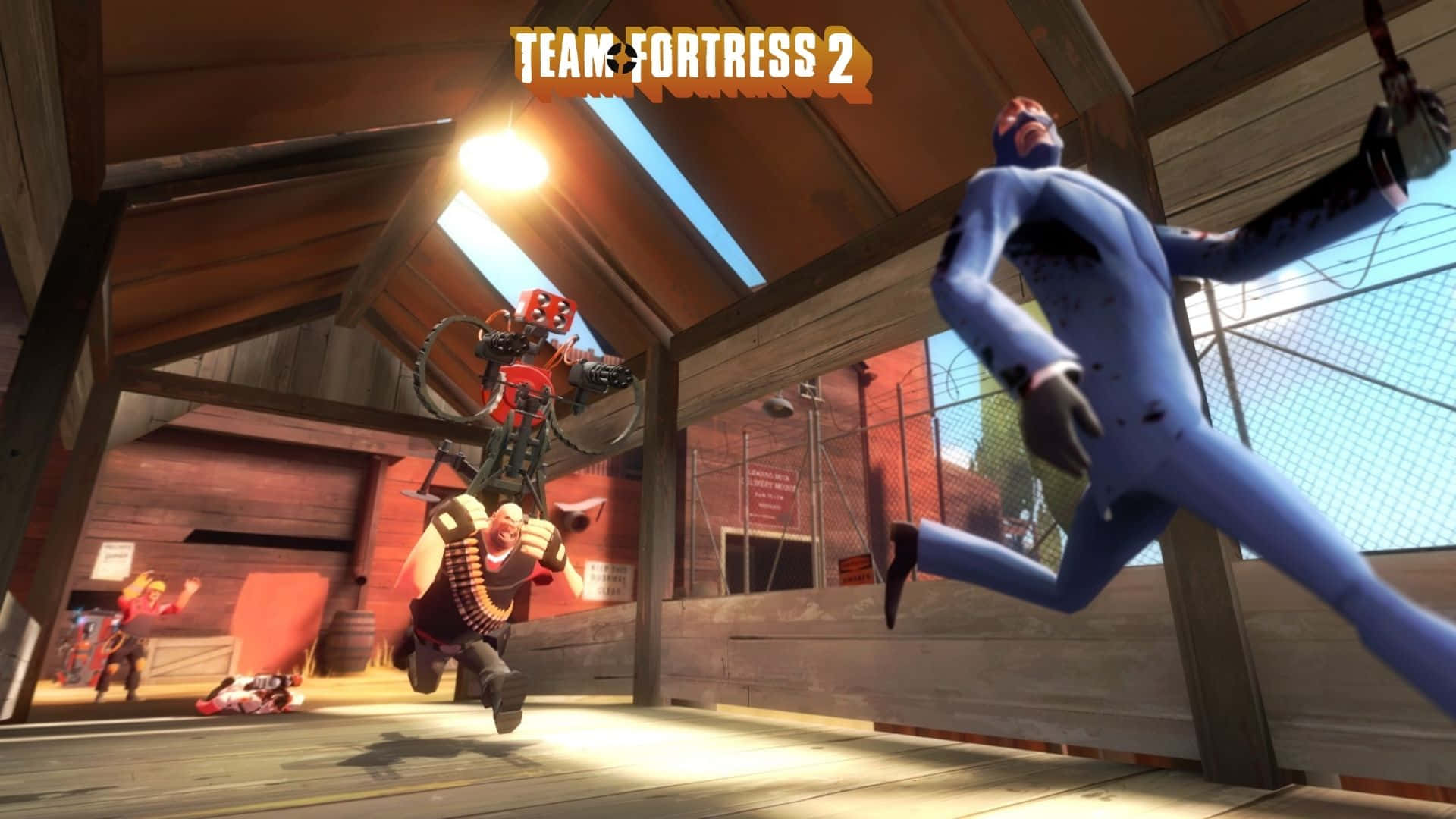 1920x1080 Tf2 桌布 壁紙 — 一個藍色間諜角色跳過木製倉庫，同時一個重型武裝機器人在混亂的 Team Fortress 2 場景中向前衝刺。