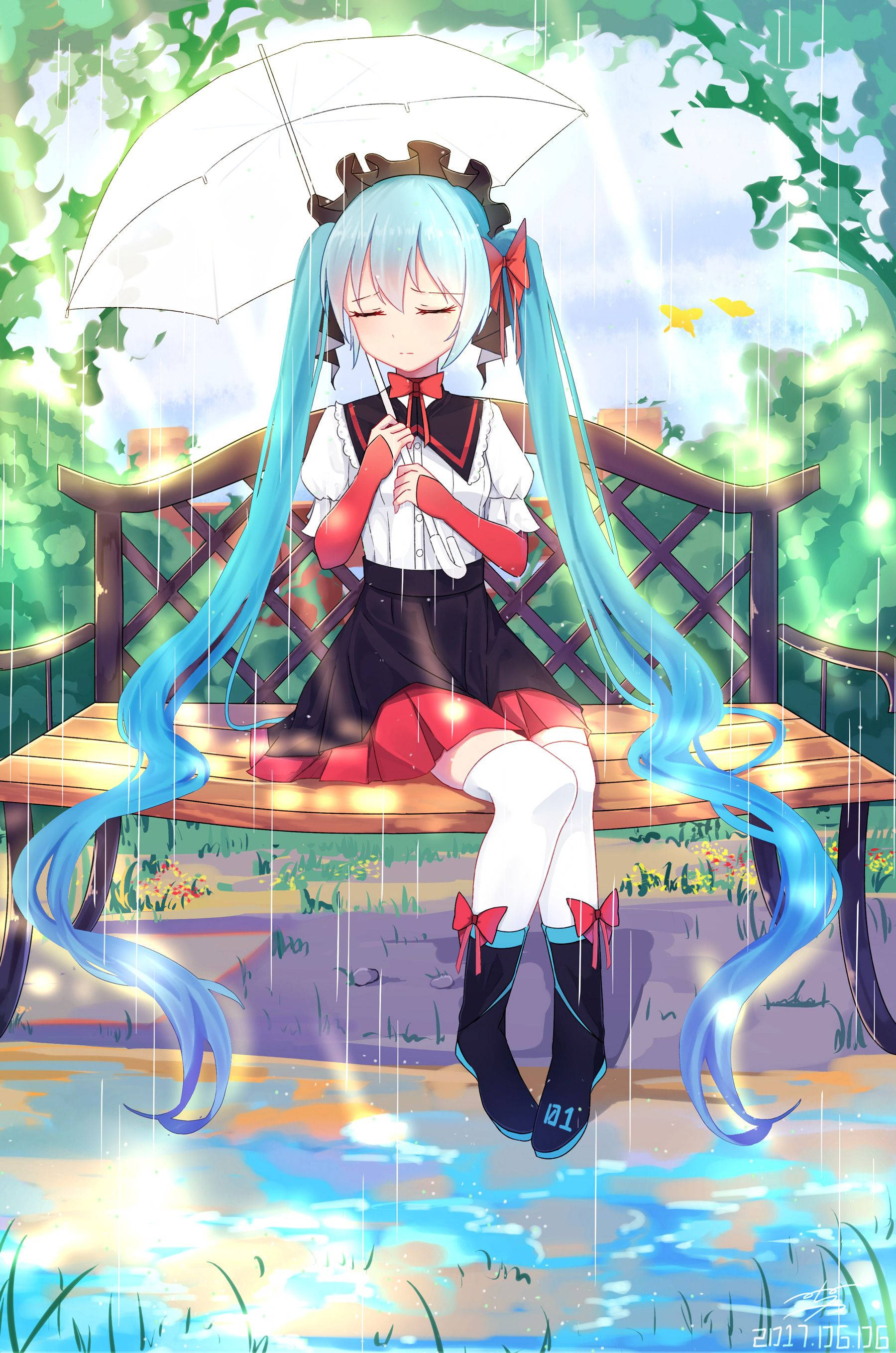 miku 桌布 壁紙 — 一個藍色雙馬尾的動漫女孩坐在木長椅上，拿著白色雨傘，雨水在她周圍的茂密綠色花園中落下。