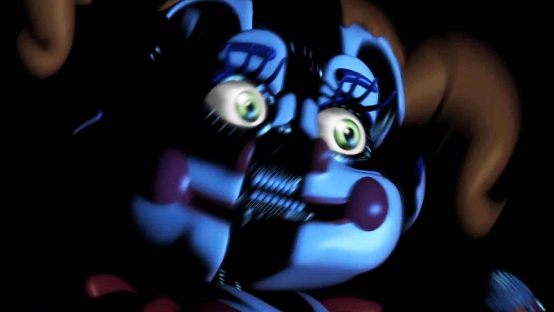 Fnaf Jumpscare 桌布 壁紙 — 一個藍色電子動畫角色的特寫，在黑暗環境中擁有發光的綠色眼睛和鋒利的牙齒。