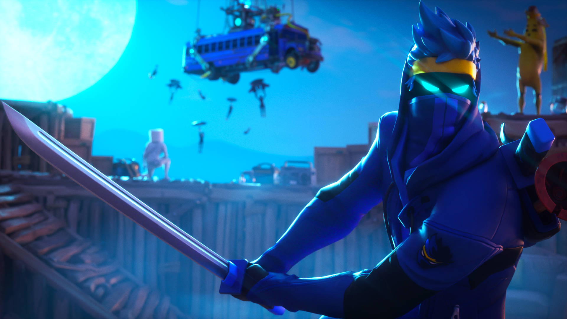 Ninja Fortnite 桌布 壁紙 — 一個藍色面具的忍者在巨大月亮下揮舞著劍，一輛漂浮的校車懸浮在屋頂城市景觀之上。