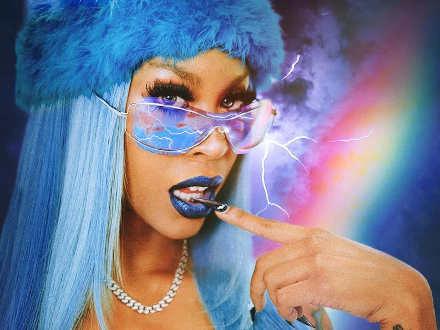 Rico Nasty 桌布 壁紙 — 一個藍色頭髮和毛帽的人，在充滿活力的彩虹和閃電風暴背景下塗抹藍色口紅。