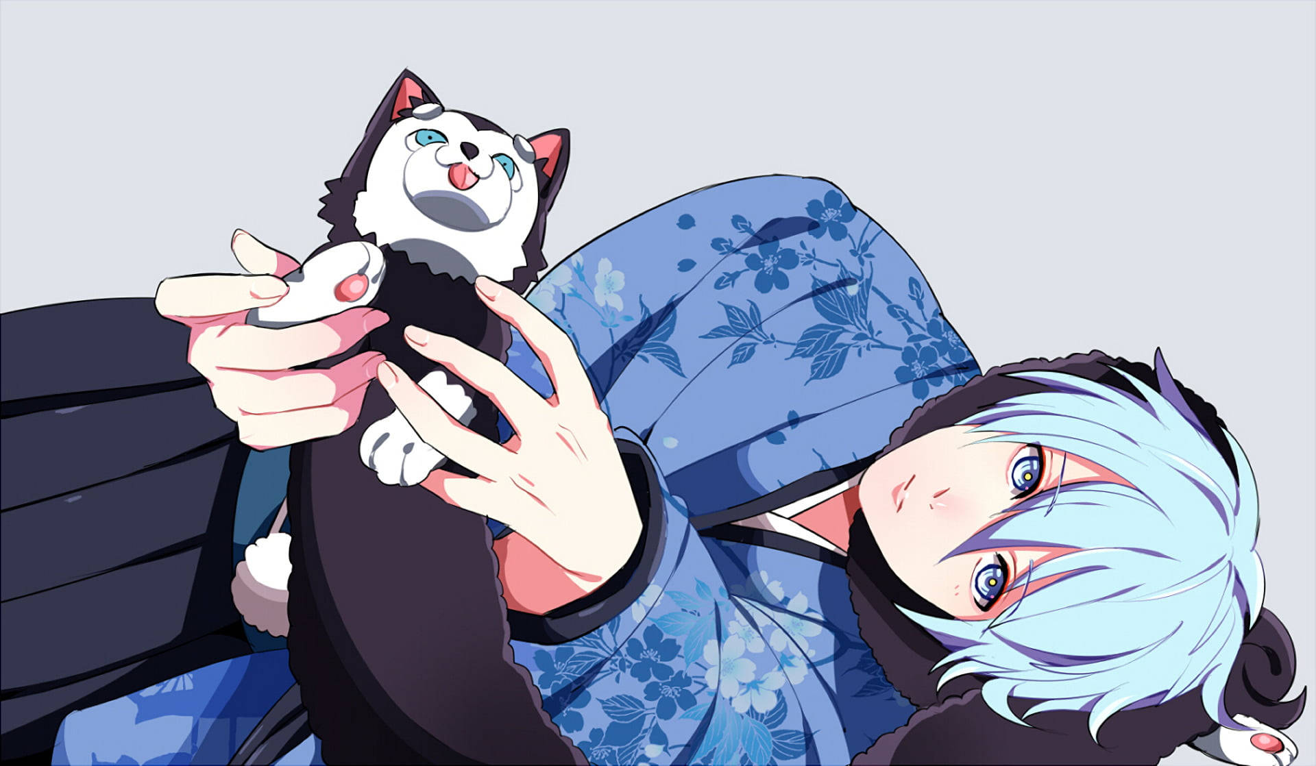Kuroko No Basket 桌布 壁紙 — 一個藍色頭髮的動漫角色穿著花卉和服，在純灰色背景前輕輕抱著一個黑白貓咪絨毛玩具。